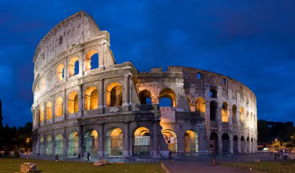 Colosseum_in_Rome,_Italy_-_April_2007