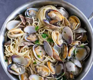 Spaghetti and clams in a garlicky white wine sauce ...